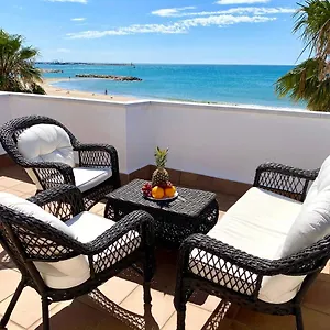 House In Front Of The With Sea View Hébergement de vacances